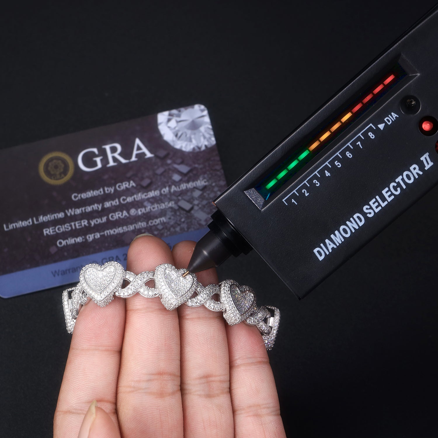 A Luxurious And Fashionable Minimalist Jewelry Bracelet Featuring Top-quality Moissanite, Made Of S925 Silver Electroplated With Platinum.
