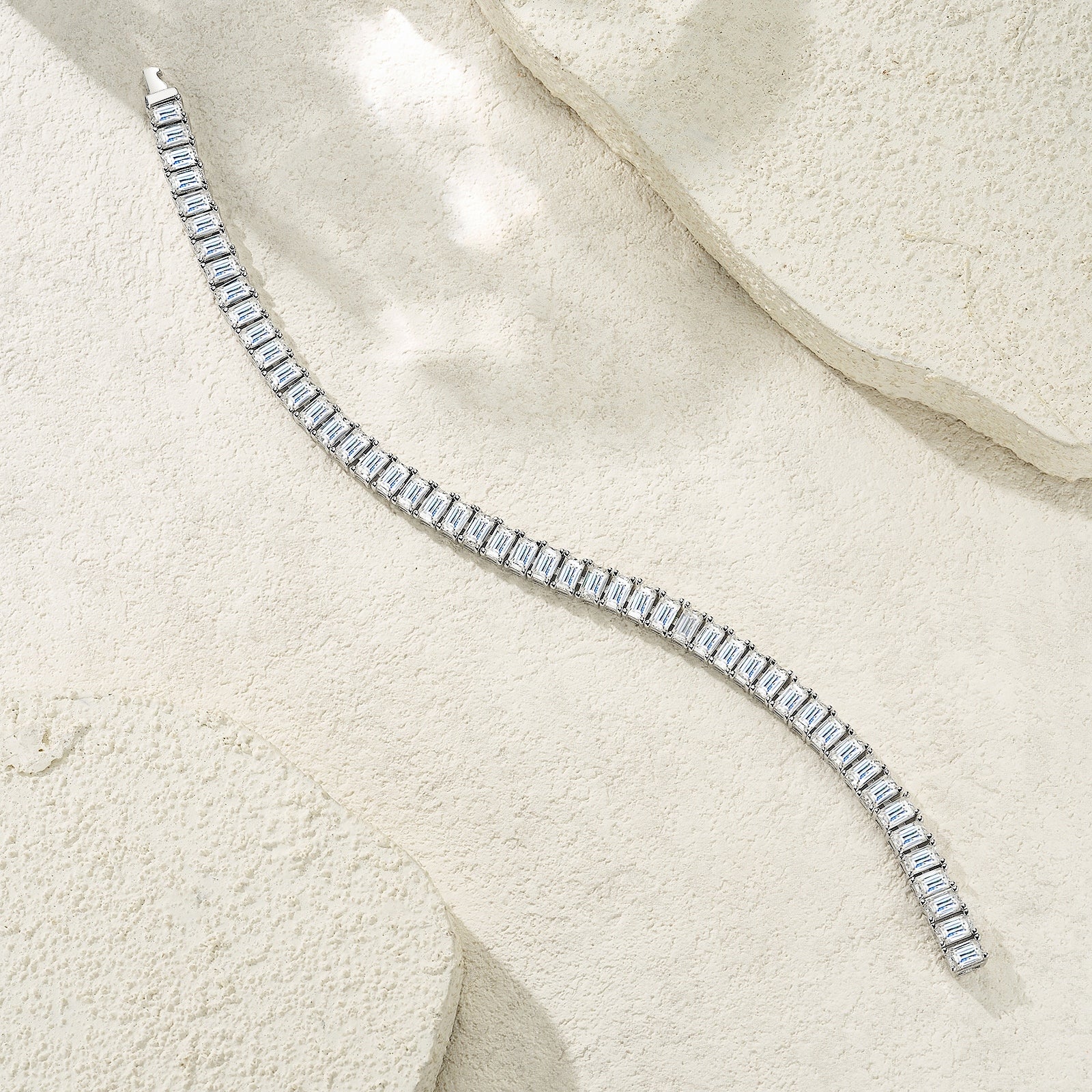 A Luxurious And Fashionable Minimalist Jewelry Bracelet Featuring Top-quality Moissanite, Made Of S925 Silver Electroplated With Platinum.