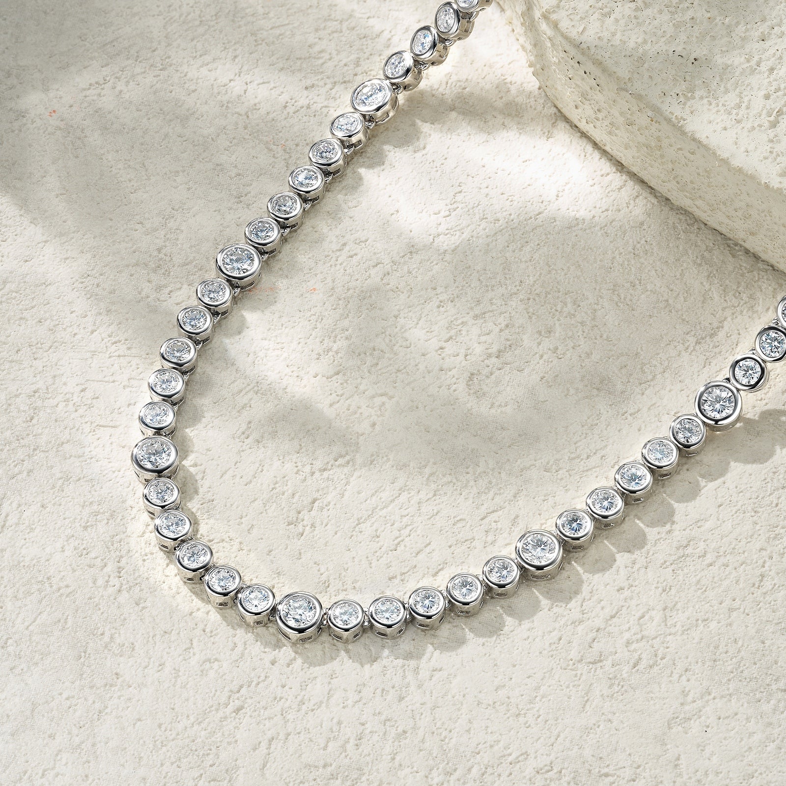 A Luxurious And Fashionable Minimalist Jewelry Pendant Necklace Featuring Top-quality Moissanite, Made Of S925 Silver Electroplated With Platinum.