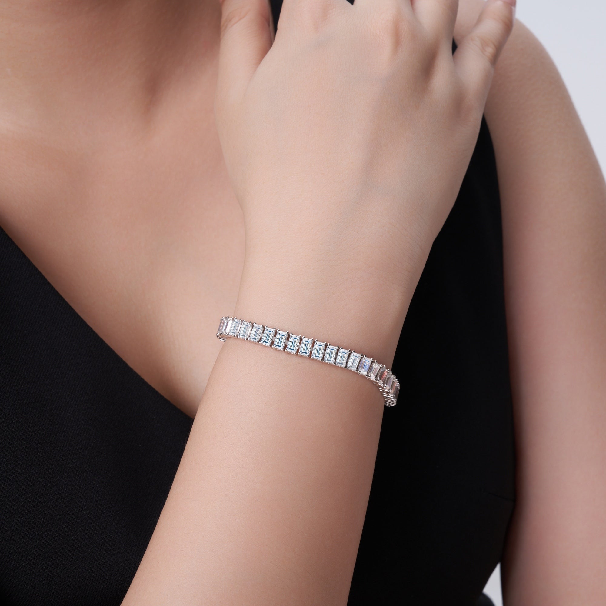 A Luxurious And Fashionable Minimalist Jewelry Bracelet Featuring Top-quality Moissanite, Made Of S925 Silver Electroplated With Platinum.