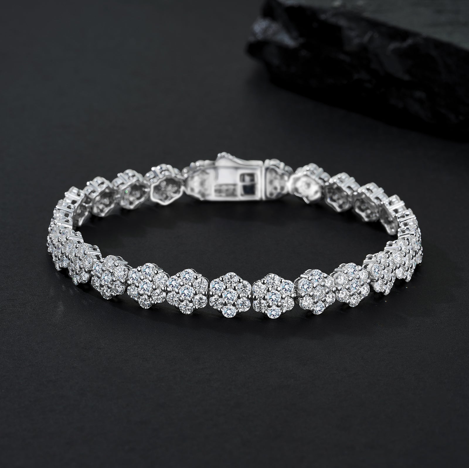 A Luxurious And Fashionable Minimalist Jewelry Bracelet Featuring Top-quality Moissanite, Made Of S925 Silver Electroplated With Platinum.