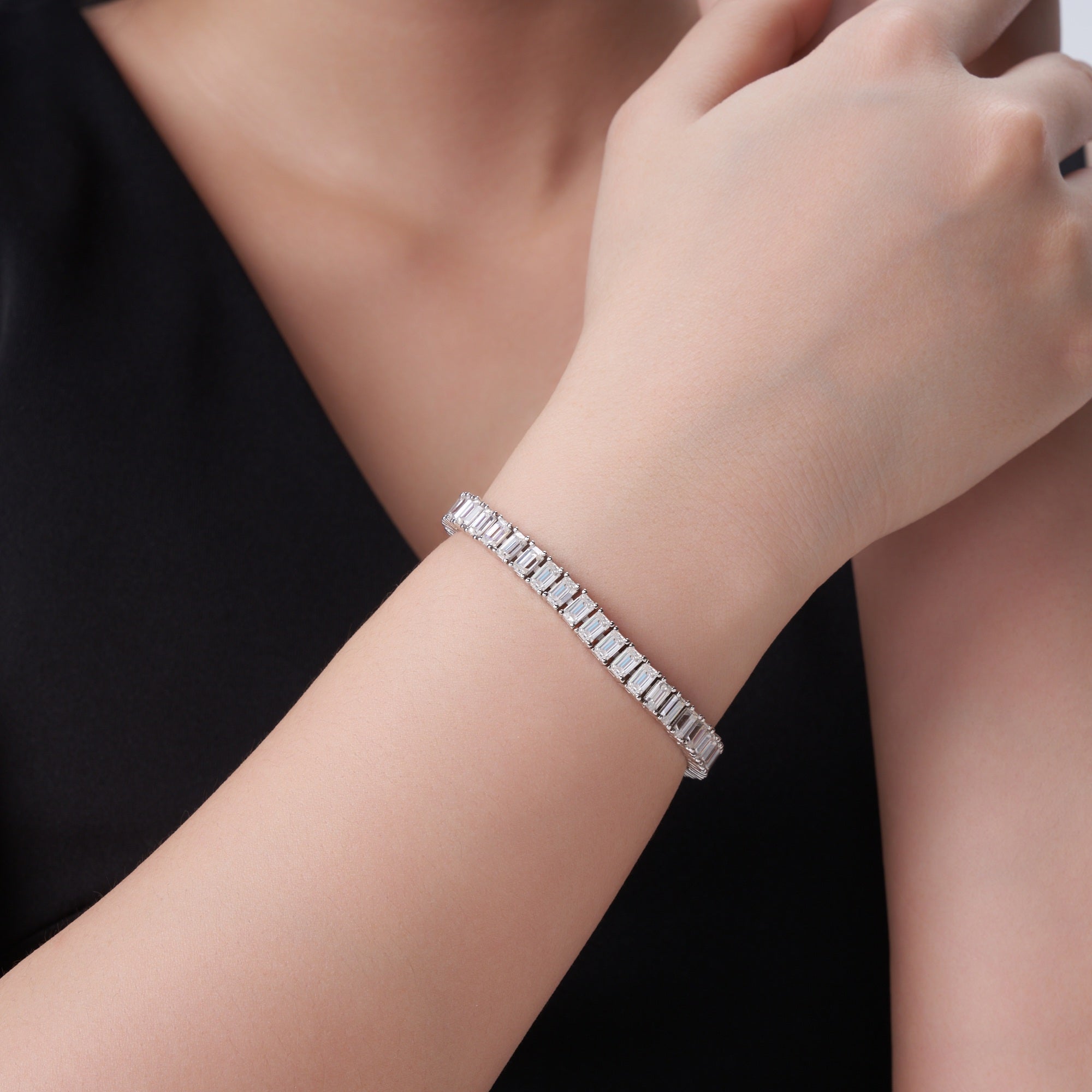 A Luxurious And Fashionable Minimalist Jewelry Bracelet Featuring Top-quality Moissanite, Made Of S925 Silver Electroplated With Platinum.