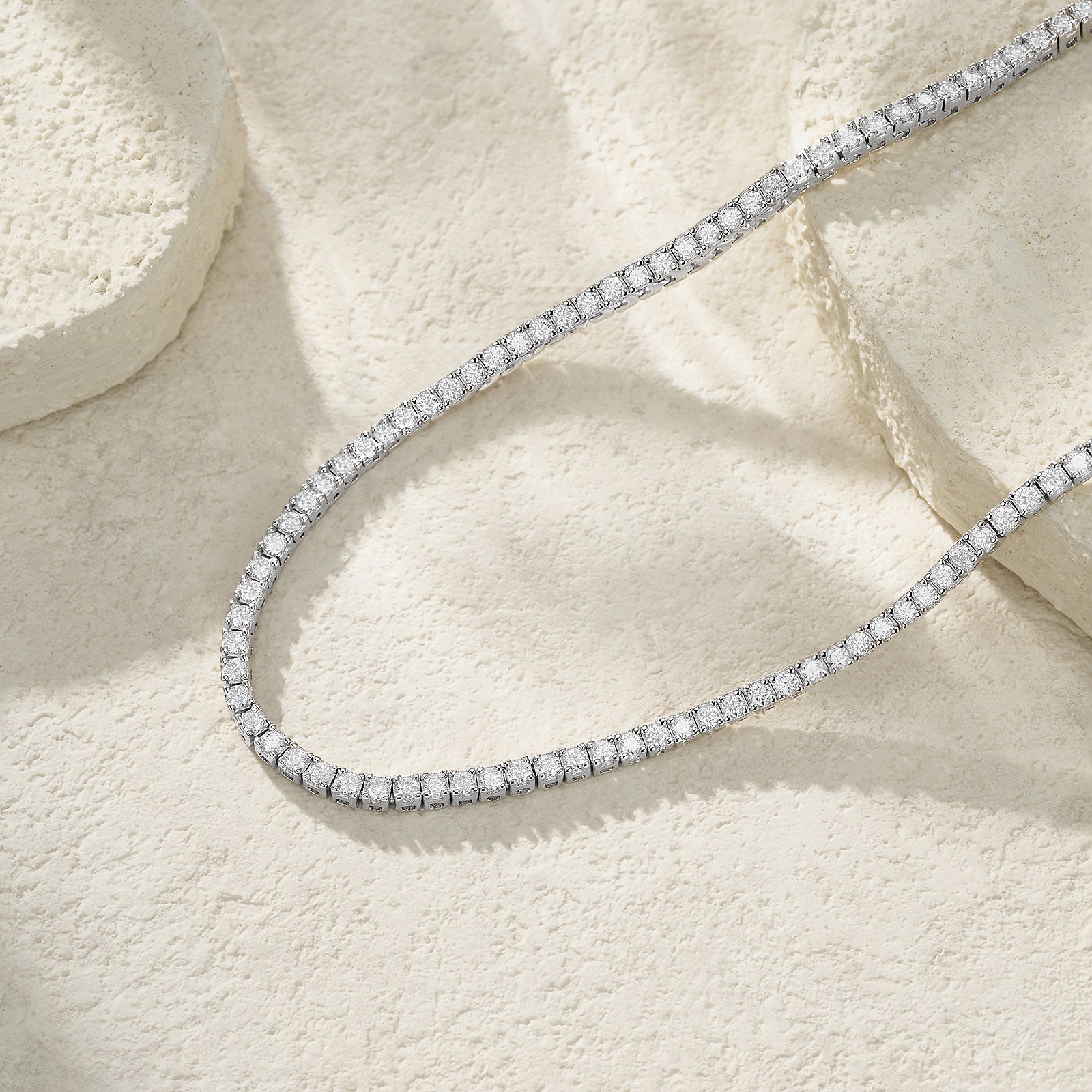 A Luxurious And Fashionable Minimalist Jewelry Pendant Necklace Set With Top-quality Moissanite, Made Of S925 Silver Electroplated With Platinum.