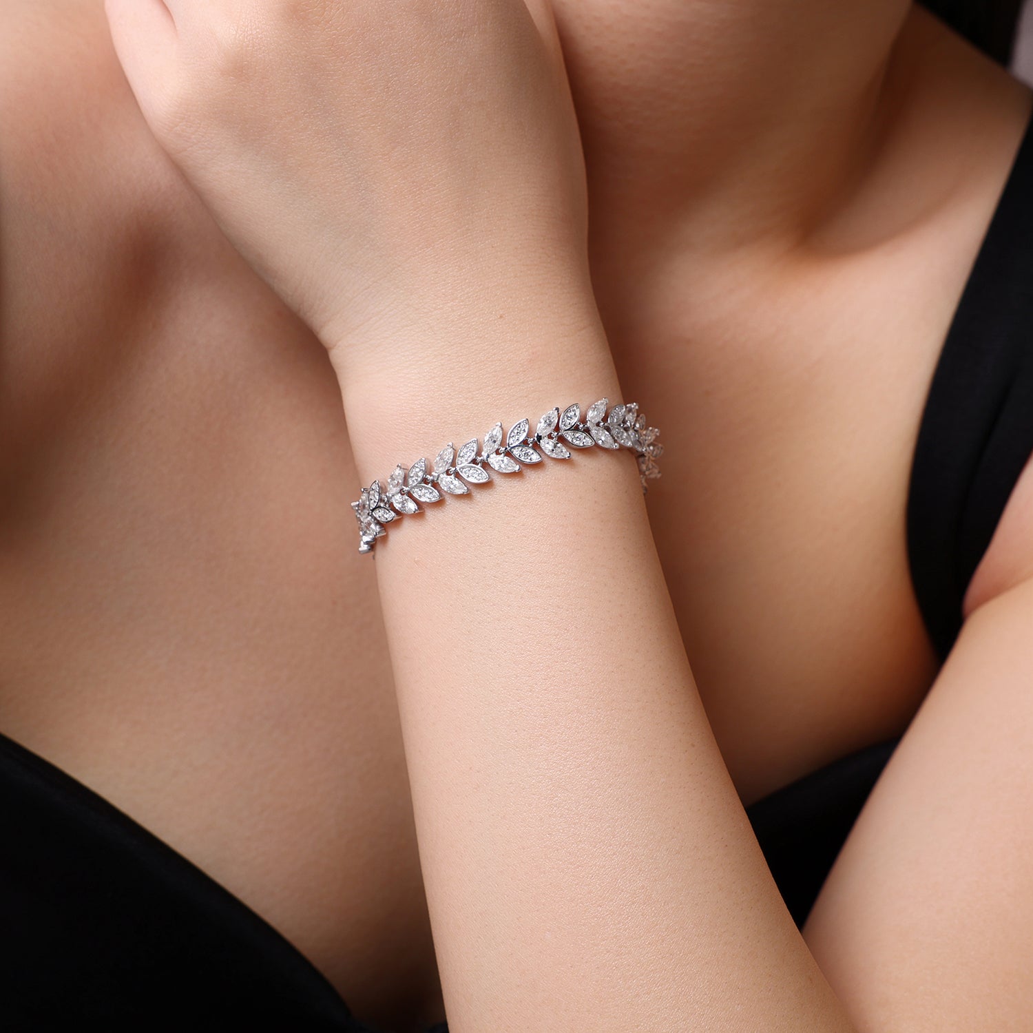 A Luxurious And Fashionable Minimalist Jewelry Bracelet Featuring Top-quality Moissanite, Made Of S925 Silver Electroplated With Platinum.