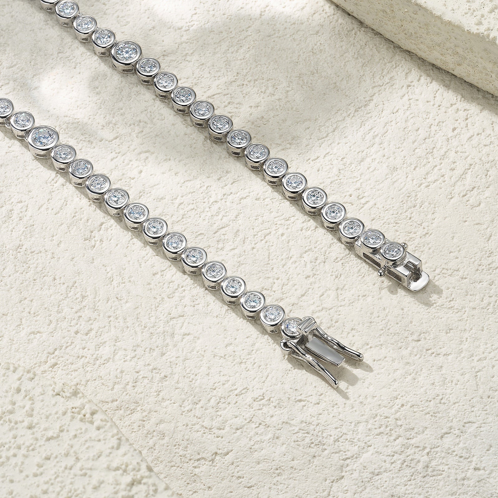 A Luxurious And Fashionable Minimalist Jewelry Pendant Necklace Featuring Top-quality Moissanite, Made Of S925 Silver Electroplated With Platinum.