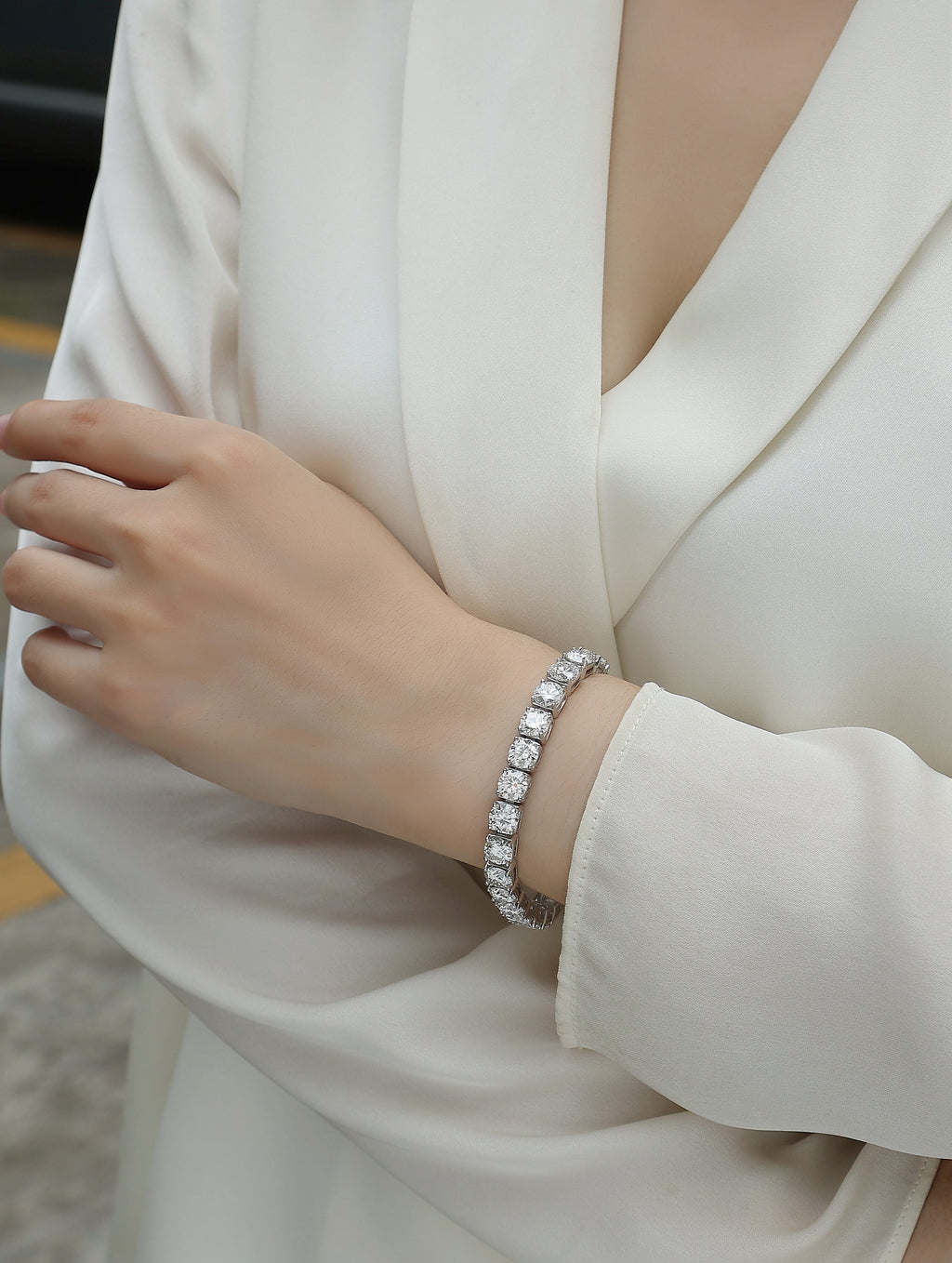 Large Gravitational Pull - A Fashionable And Light Luxury Jewelry Silver Bracelet Set With Top-quality Moissanite, S925 Silver-plated Platinum