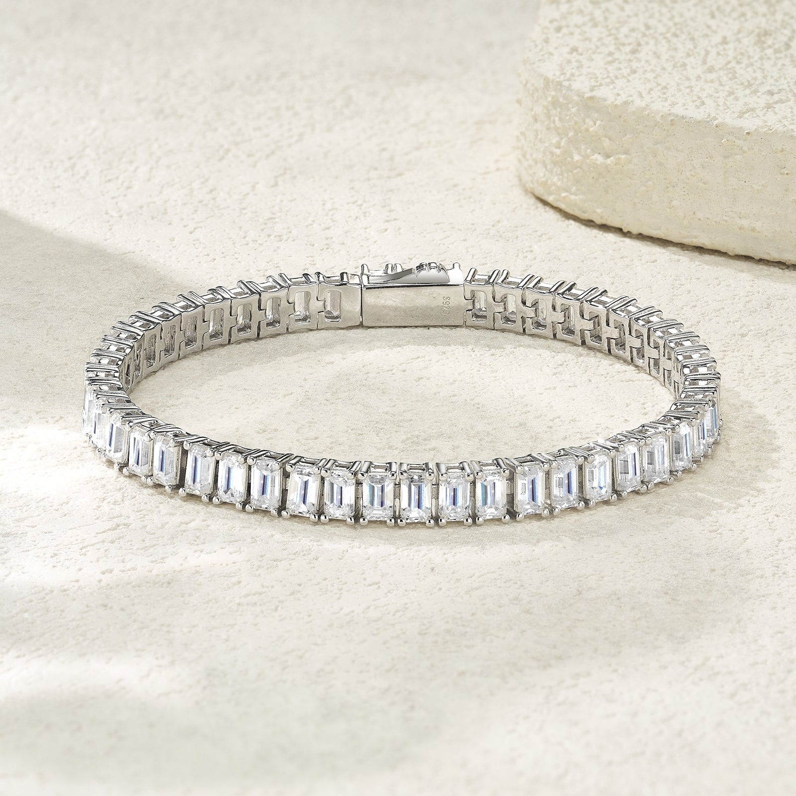 A Luxurious And Fashionable Minimalist Jewelry Bracelet Featuring Top-quality Moissanite, Made Of S925 Silver Electroplated With Platinum.