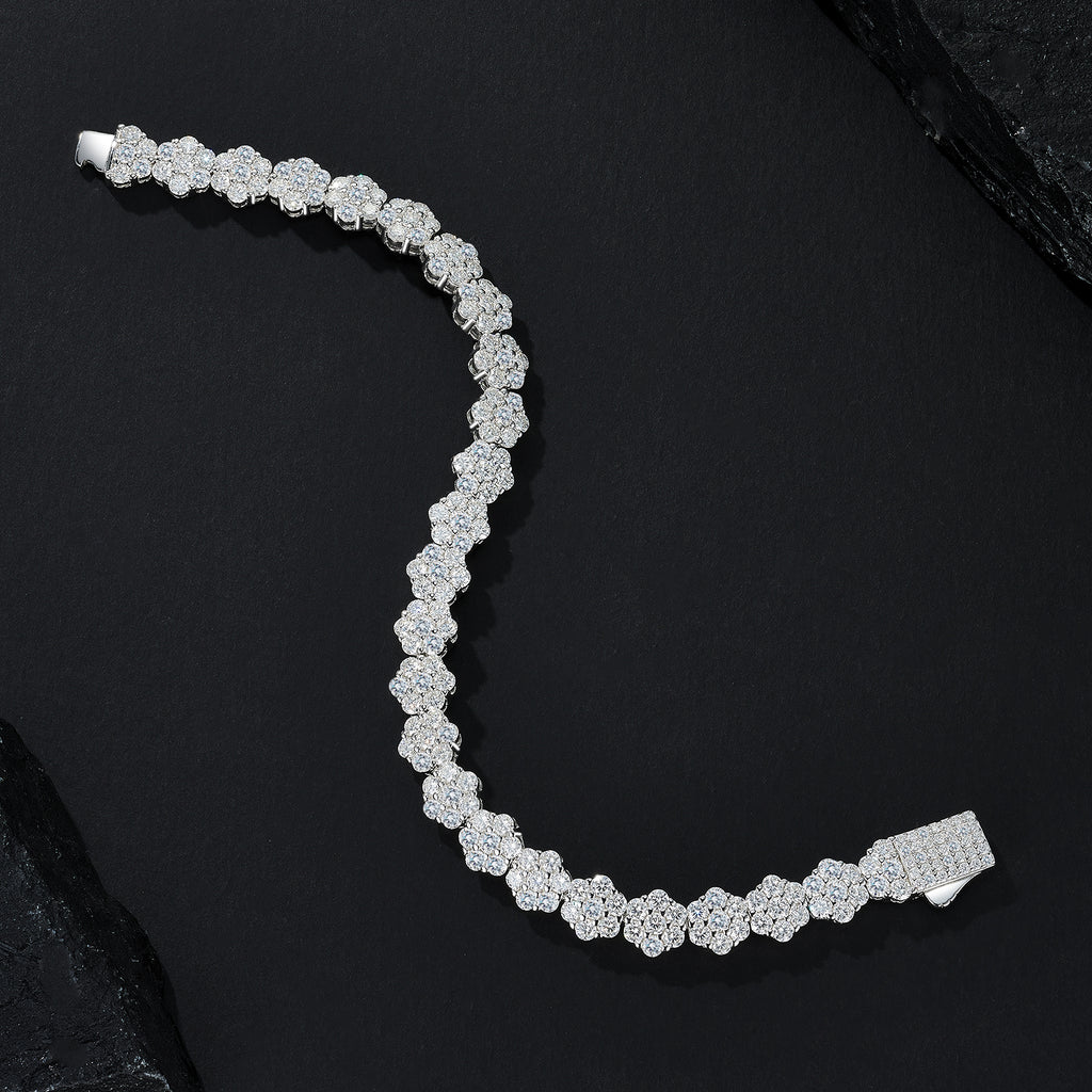 A Luxurious And Fashionable Minimalist Jewelry Bracelet Featuring Top-quality Moissanite, Made Of S925 Silver Electroplated With Platinum.