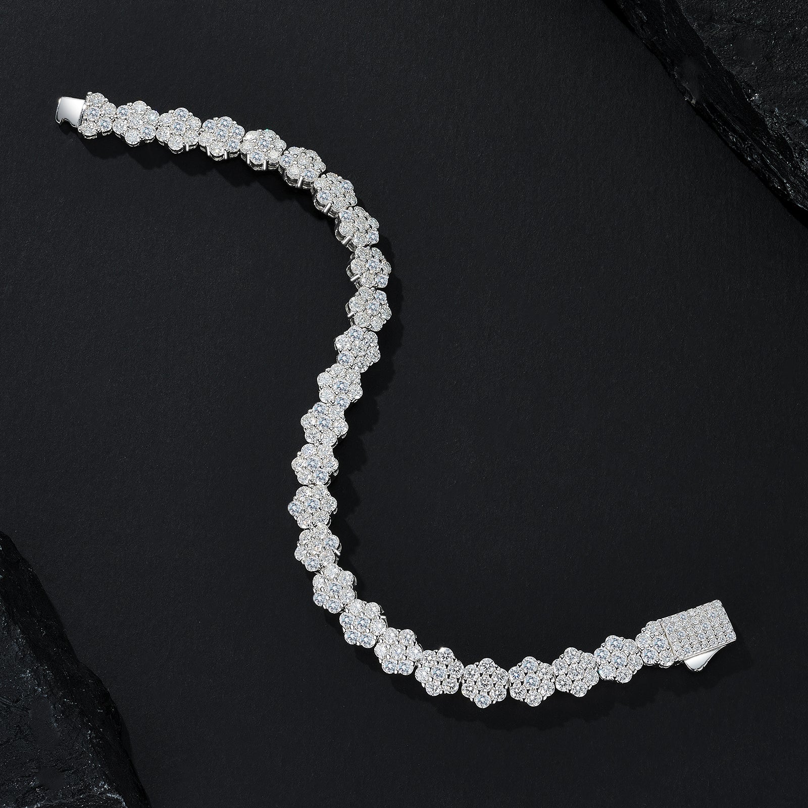 A Luxurious And Fashionable Minimalist Jewelry Bracelet Featuring Top-quality Moissanite, Made Of S925 Silver Electroplated With Platinum.