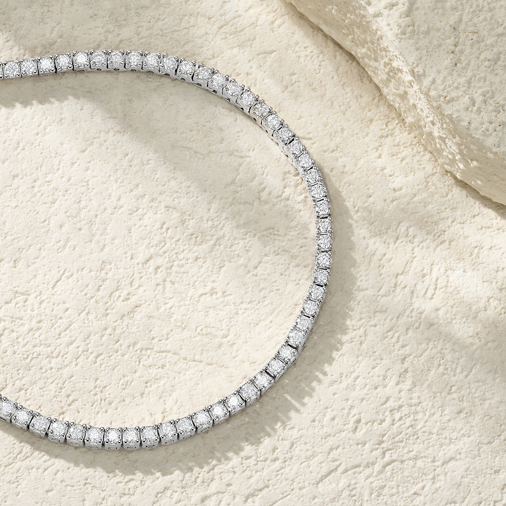 A Luxurious And Fashionable Minimalist Jewelry Pendant Necklace Set With Top-quality Moissanite, Made Of S925 Silver Electroplated With Platinum.