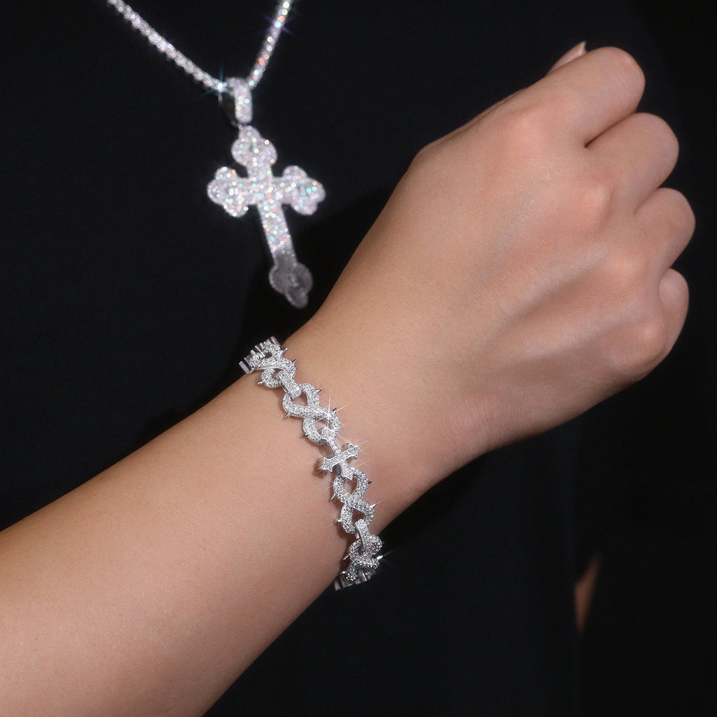 A Luxurious And Fashionable Minimalist Jewelry Bracelet Featuring Top-quality Moissanite, Made Of S925 Silver Electroplated With Platinum.