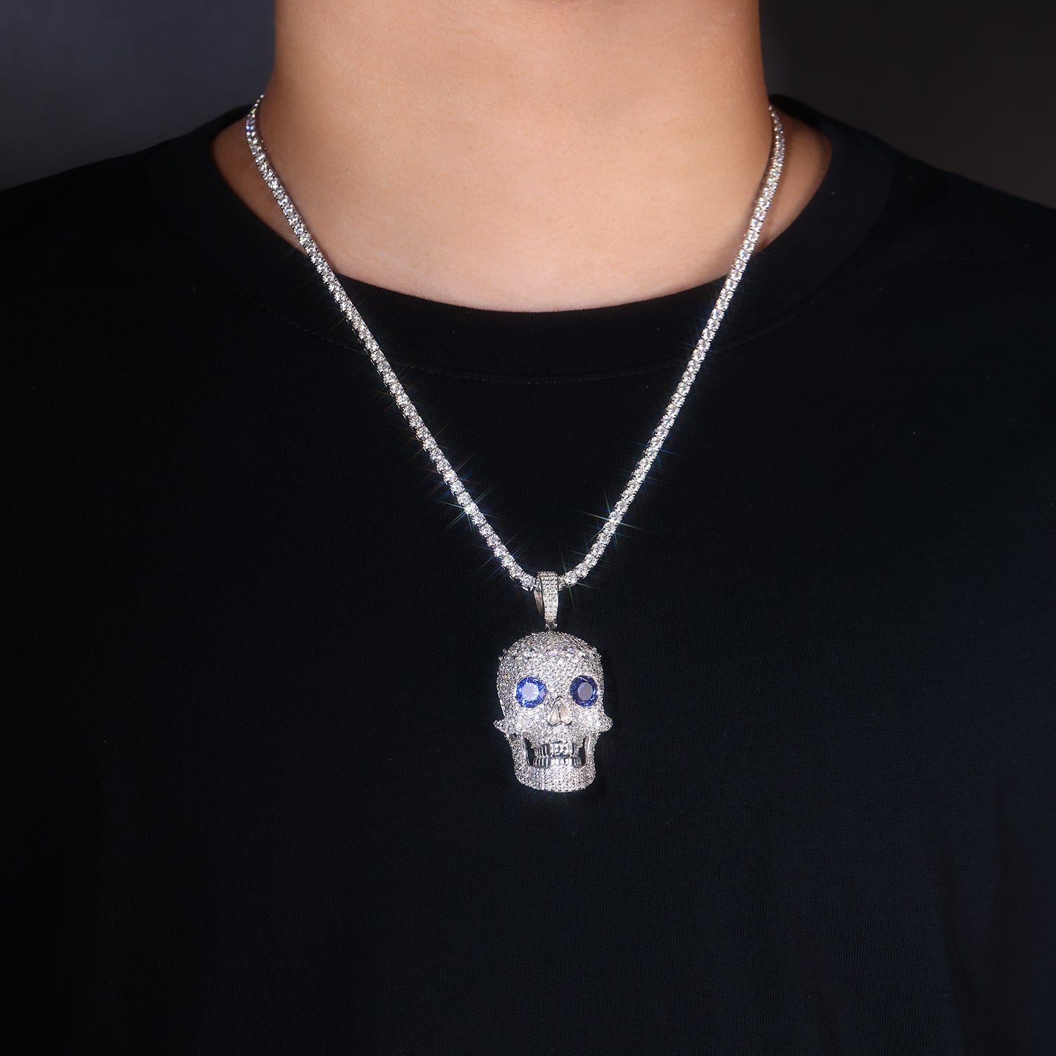 A Luxurious And Fashionable Minimalist Jewelry Pendant Necklace Featuring Top-quality Moissanite, Made Of S925 Silver Electroplated With Platinum.