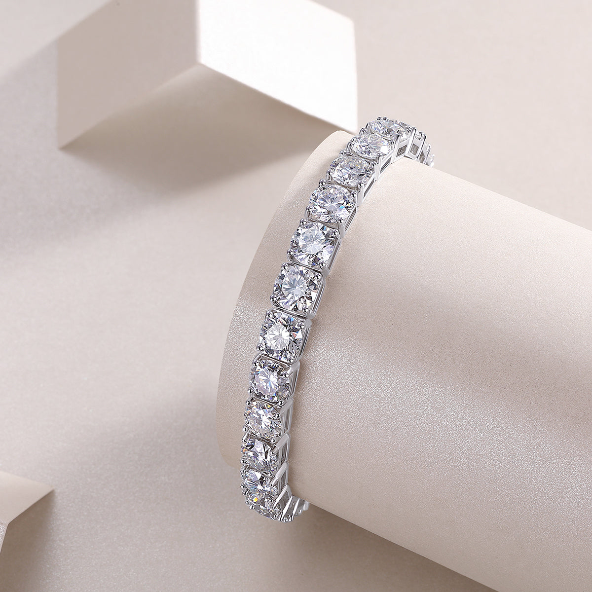 Large Gravitational Pull - A Fashionable And Light Luxury Jewelry Silver Bracelet Set With Top-quality Moissanite, S925 Silver-plated Platinum