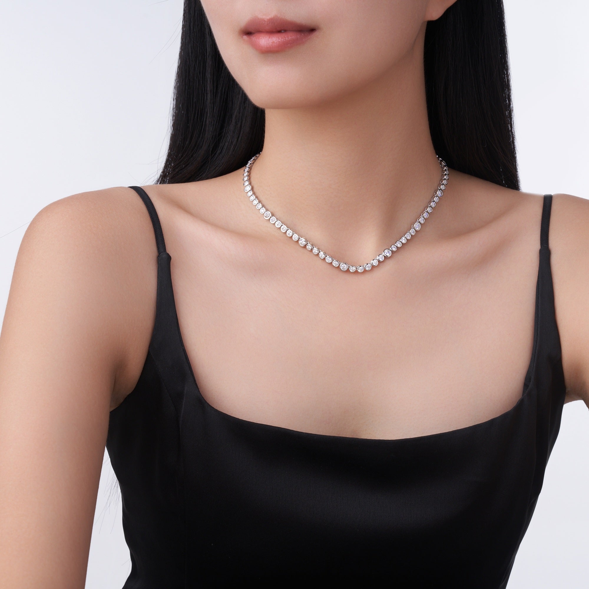 A Luxurious And Fashionable Minimalist Jewelry Pendant Necklace Featuring Top-quality Moissanite, Made Of S925 Silver Electroplated With Platinum.