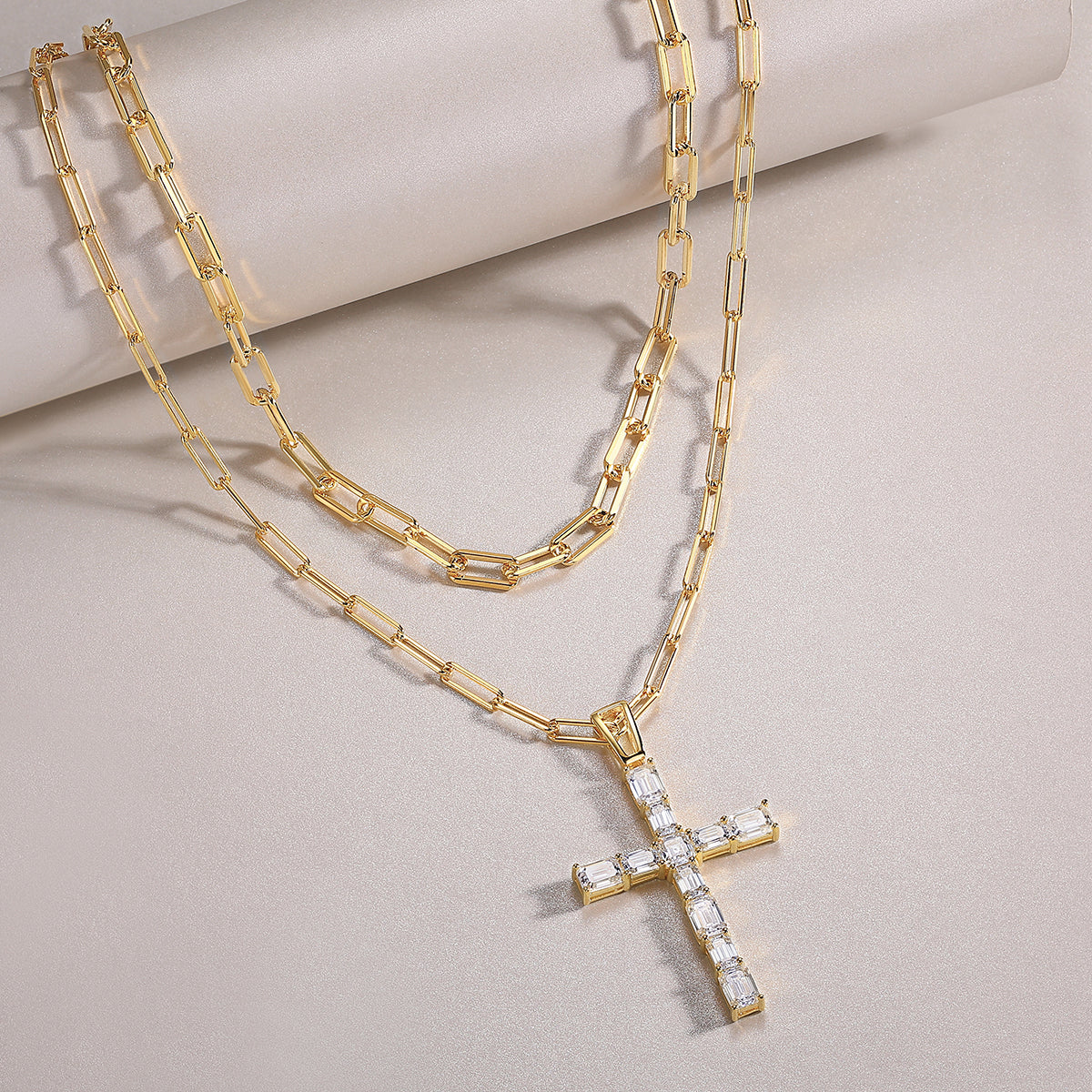 Engraved With Top-quality Moissanite, This Luxurious And Fashionable Minimalist Jewelry Consists Of A Silver Pendant Necklace, A Collar Chain, And S925 Silver Electroplated With Gold.